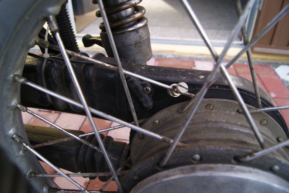alt:"Reed-Kontakt am Hinterrad des Moped", w:50