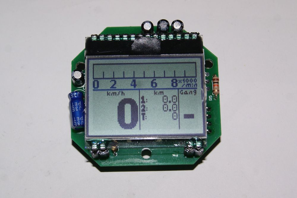 alt:"Platine mit eingebauten Display", w:50