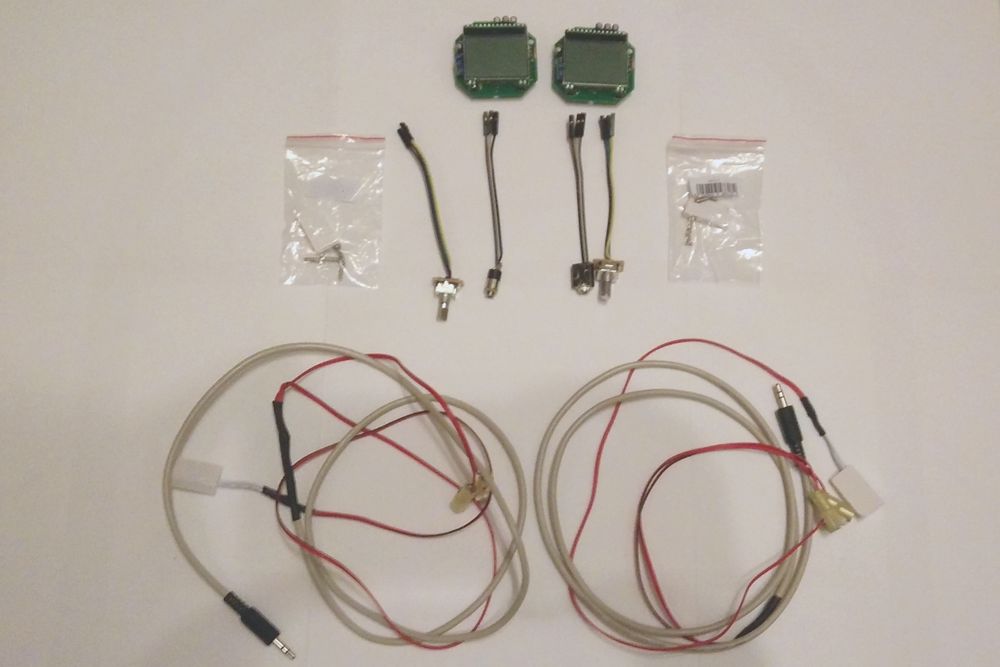 alt:"Kabel und Zubehör des digitalen Tachometers", w:50
