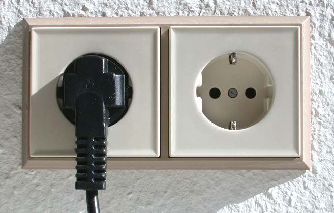 alt: "230 V Steckdose", src: "Wikipedia Commons", w:33