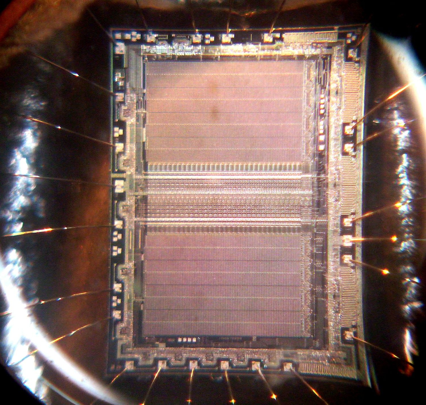 alt: "Bondendrähte innerhalb eines ICs", src: "Wikipedia-Commons", w:50