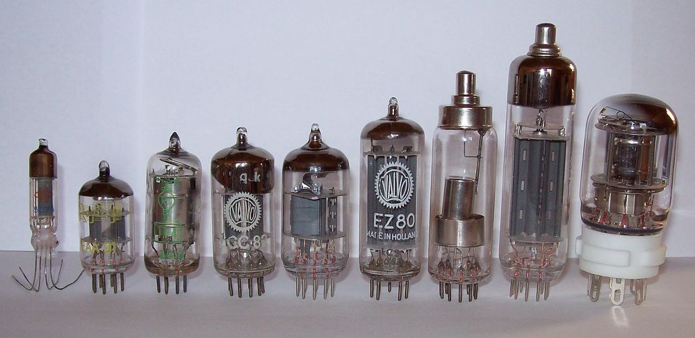 alt: "Elektronenröhren", src: "Wikipedia-Commons", w:50
