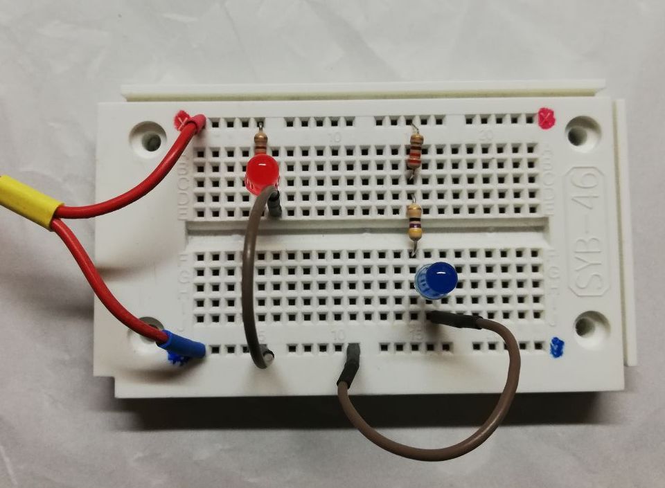 alt:"Aufbau: LED mit Vorwiderstand", w:50