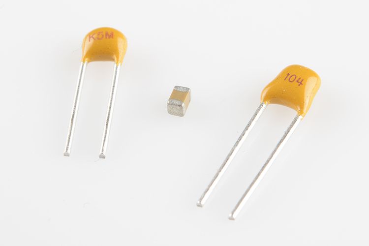 alt: "Keramikkondensatoren", src: "sparkfun.com", w:33, half:1