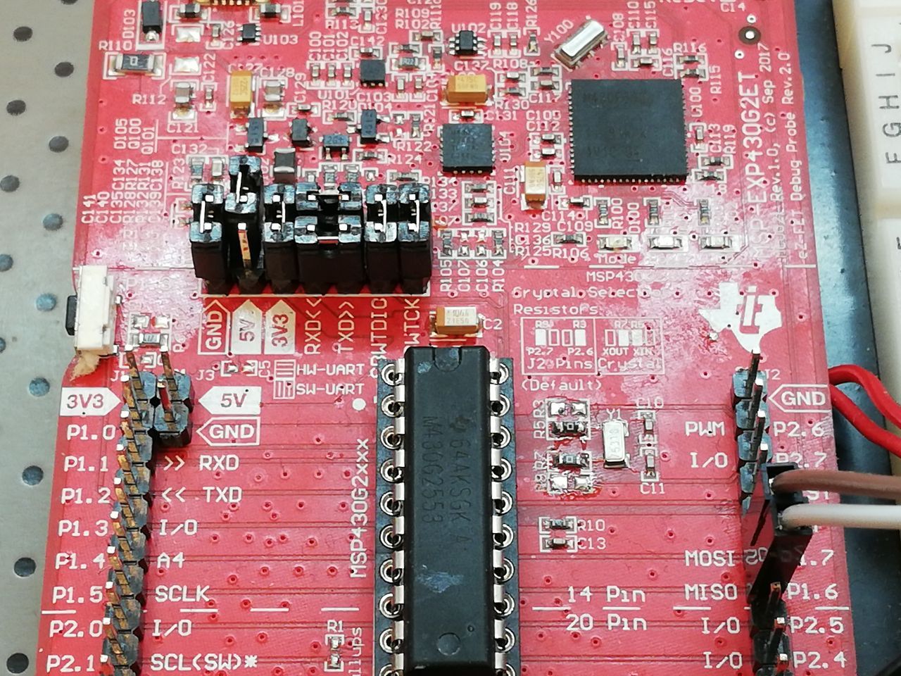 alt: "Korrekt gesetzte Jumper-Verbindungen am Launchpad MSP430G2553", w:45